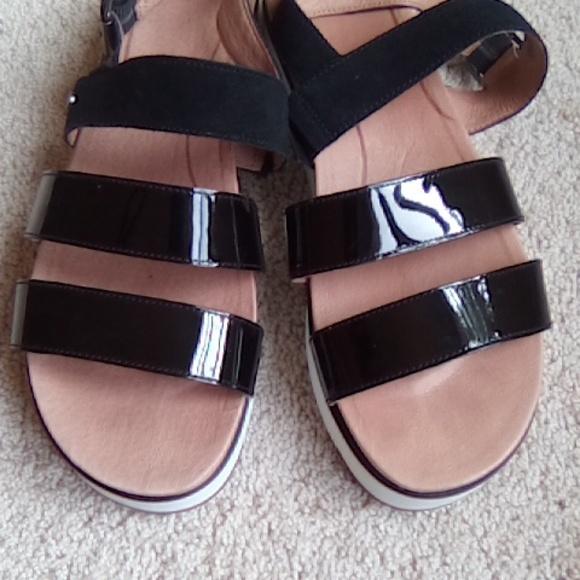 UGG Braelynn Patent Leather Sandals - Picture 3 of 10
